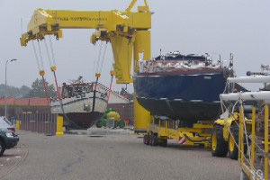 Meerdere jachten voor de botenlift op de haven van Yerseke