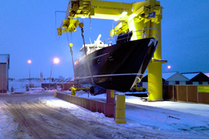Hijsen Valk Continental 1500  in winter met botenlift Yerseke Watersportservice