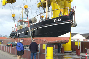 Hijsen kotter met botenlift Yerseke Watersportservice