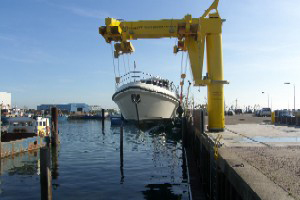 Motorjacht in botenlift Yerseke Watersportservice